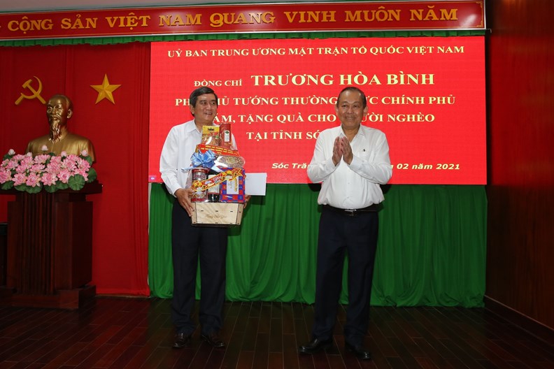Phó Thủ tướng Thường trực thăm, tặng quà Tết người dân nghèo tỉnh Sóc Trăng - ảnh 2